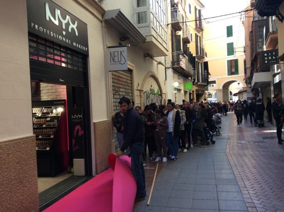 Largas colas en Sant Miquel esperando la apertura de una nueva tienda