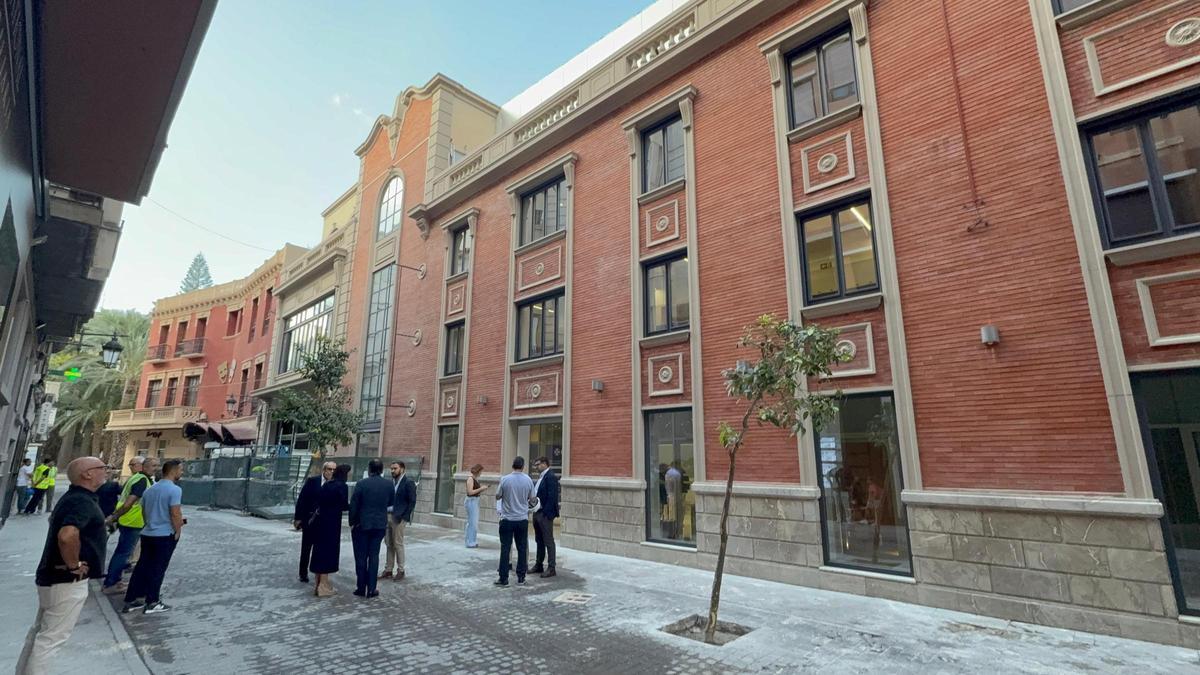 Fachada principal que se ha quedado tal cual estaba, en la parte superior se observa la terraza