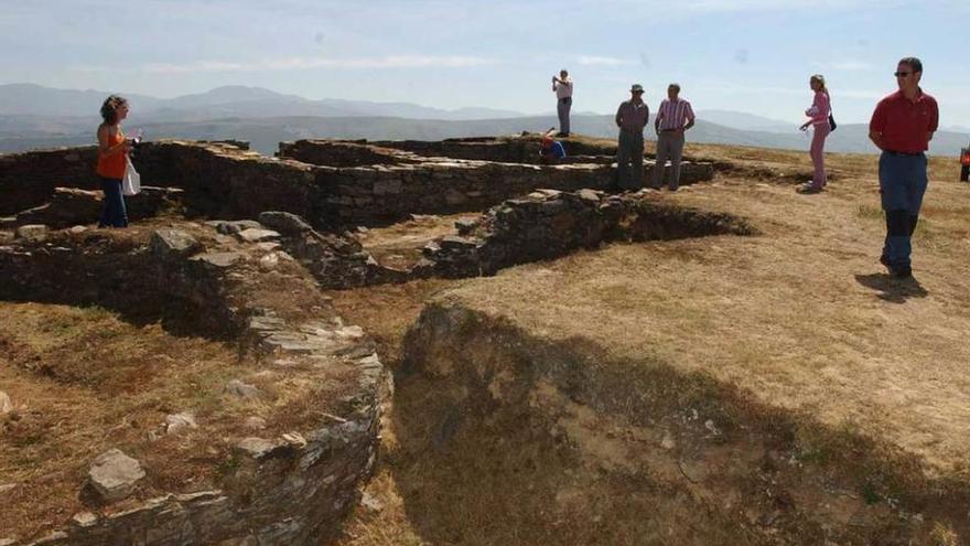 Visita de expertos al castro de San Chuis en una imagen de archivo.