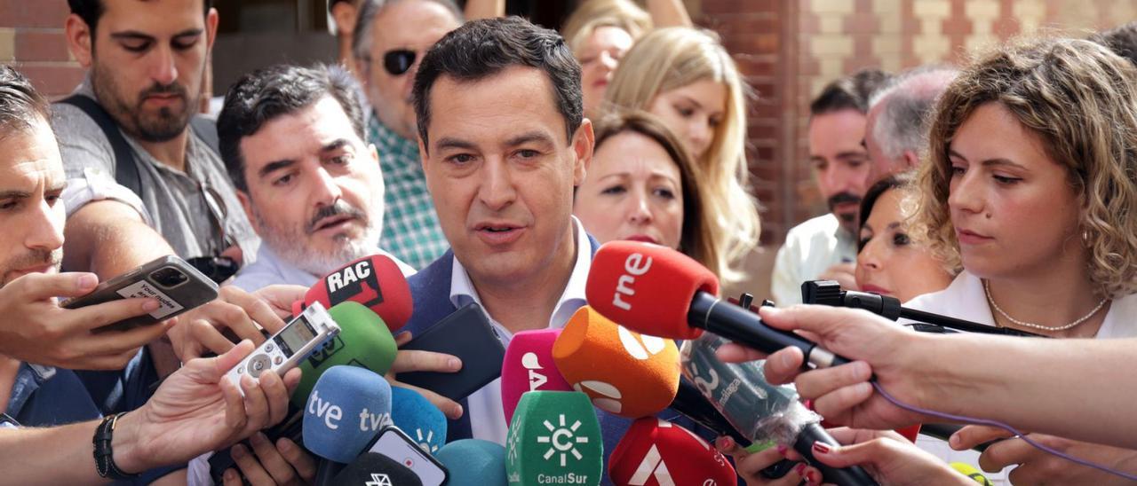Juanma Moreno atiende a los medios de comunicación, el pasado 19 de junio tras ejercer el derecho al voto en Málaga. | ÁLEX ZEA