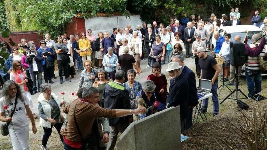 Un momento de la ofrenda floral en el Pozo da Revolta. // S.A.