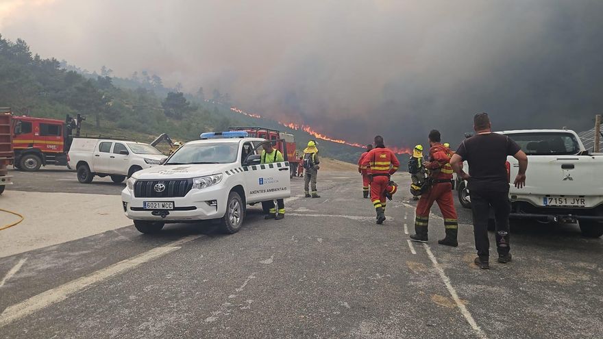 El fuego cerca Manzaneda: niños y monitores de un campamento pasarán la noche confinados en el complejo