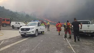 El fuego cerca Manzaneda: niños y monitores de un campamento pasan la noche confinados en el complejo