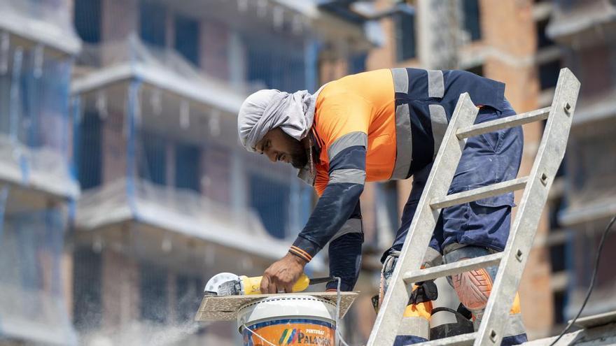 ¿Hay trabajo en España para los miles de migrantes que optarán a la regularización?