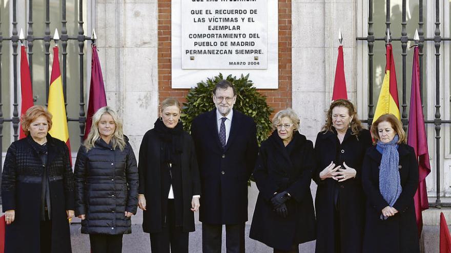 Mariano Rajoy, en el centro, junto a Cristina Cifuentes, Manuela Carmena y las representantes de las cuatro asociaciones de víctimas del terrorismo. // Efe