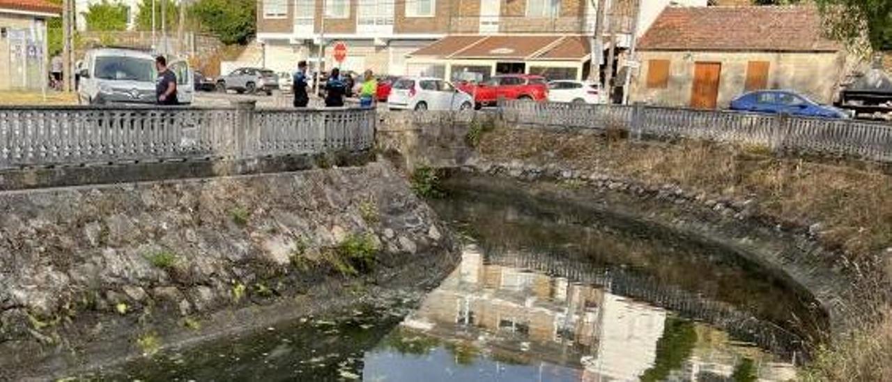 Dos policías y un técnico de la UTE, en el lugar del vertido.   | // G.NÚÑEZ