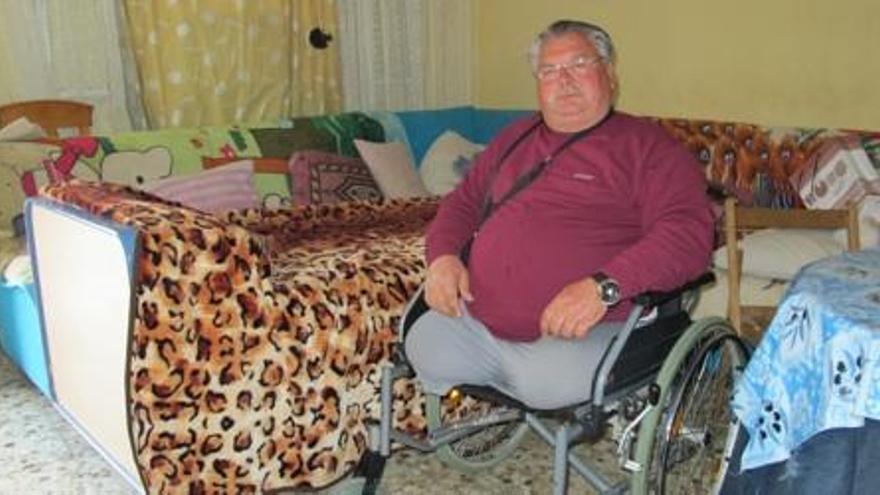 Rafael duerme y se asea en el salón de su casa debido a su enfermedad.