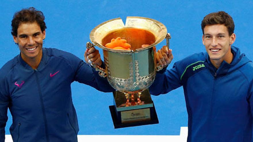 Nadal y Carreño posan con su trofeo.