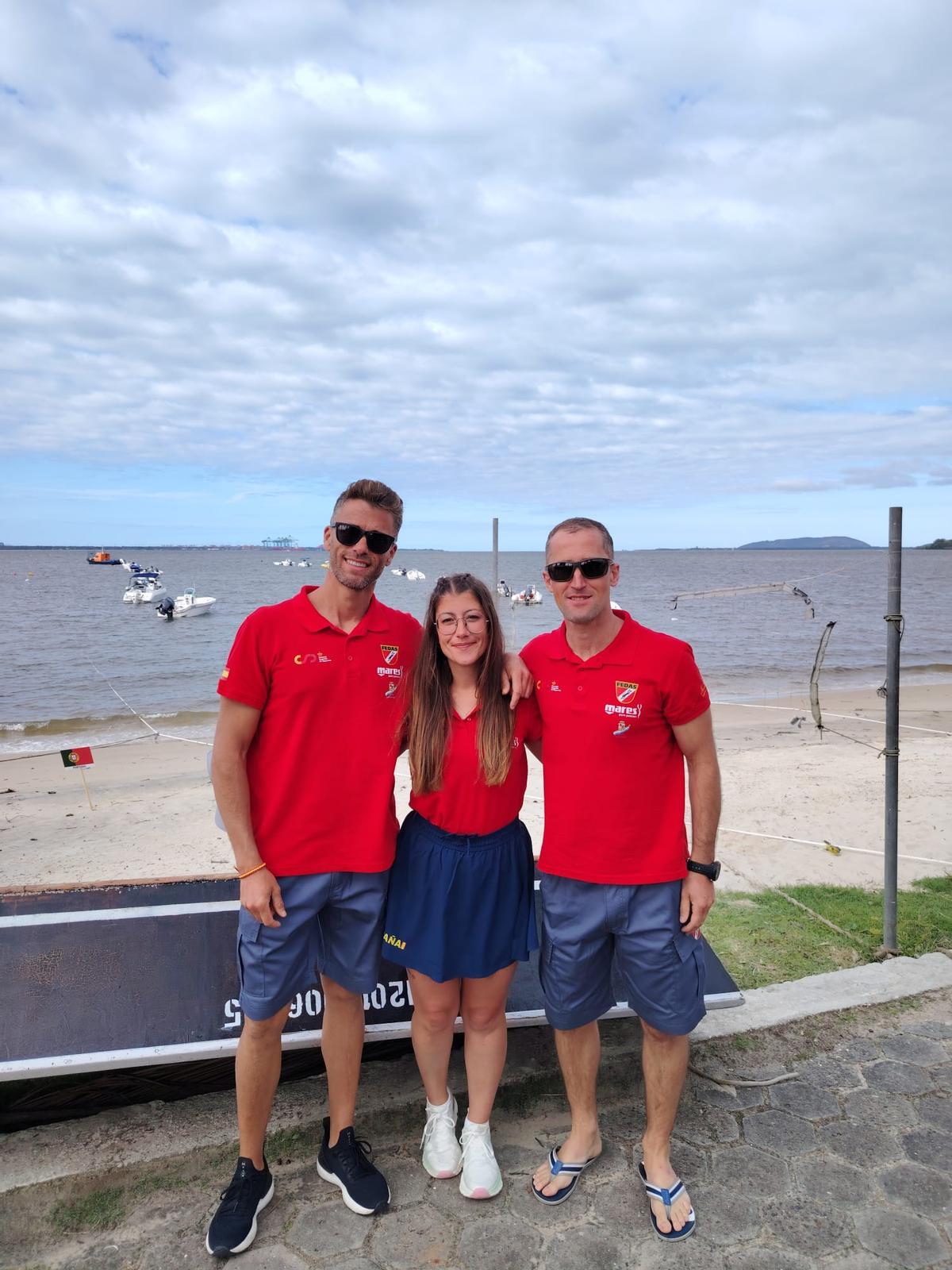 De izquierda a derecha: Toni Otero, Sandra Osorio y Elías Villar, en São Francisco do Sul (Brasil) en el Campeonato del Mundo de Pesca Submarina.