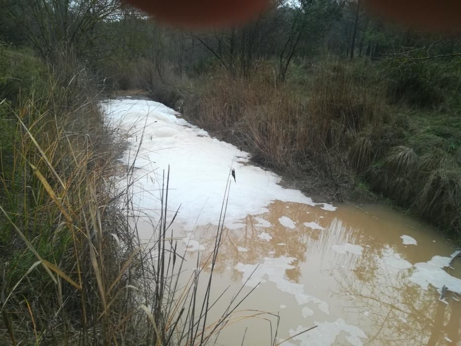 El Gorg Blau apareix ple d'escuma blanca