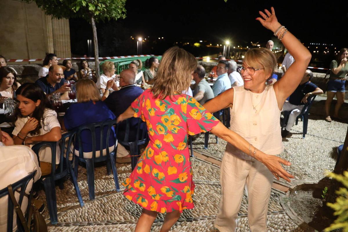 La verbena de la Federación de Peñas Cordobesas llena de música y baile la plaza del Triunfo