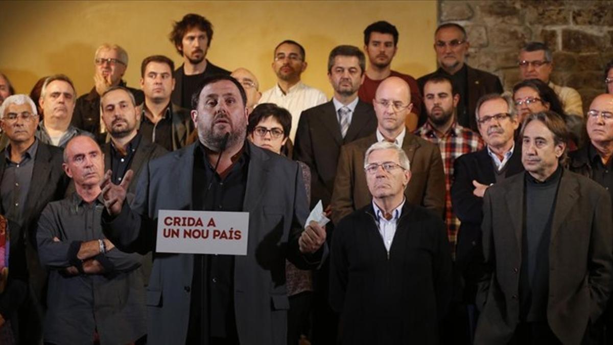 El líder de ERC, Oriol Junqueras, durante la presentación de su hoja de ruta junto a Lluís Llach y Juanjo Puigcorbé, entre otros.