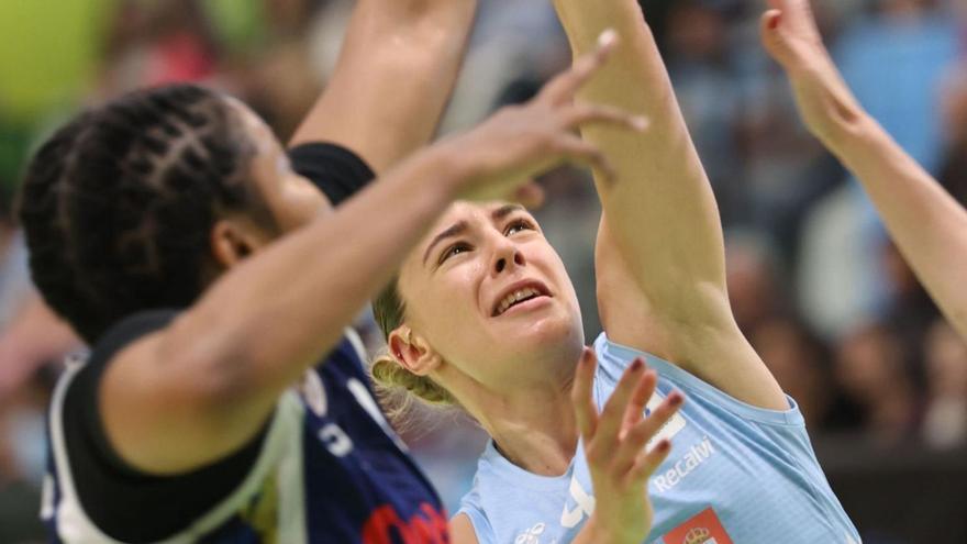 Matea Tadic, del Celta, lucha por un balón durante el partido de ayer. | José Lores