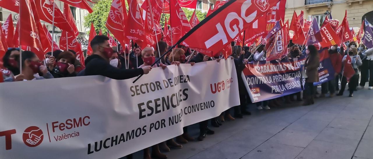 Protesta del sector de la limpieza a las puertas del Palau de la Generalitat.