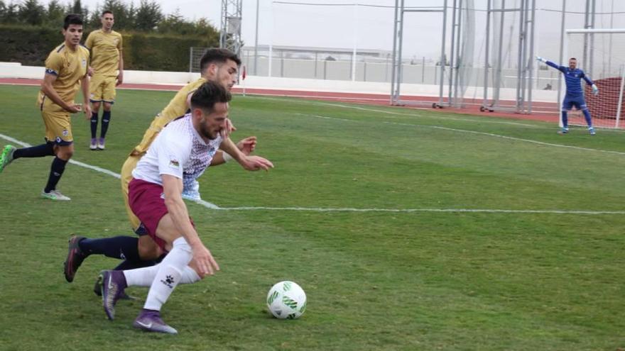 Titi pugna con un rival por el control del balón.