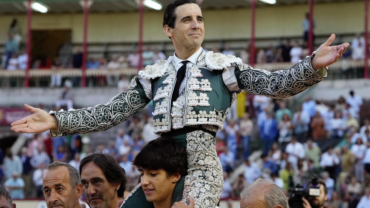El diestro Juan Ortega sale a hombros en la cuarta corrida de la Feria de la Virgen de San Lorenzo de Valladolid el pasado mes de septiembre.