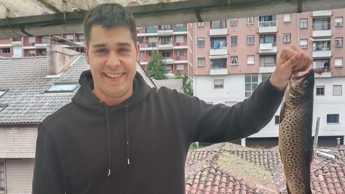 Marcos Vede Arbas con la trucha que pescó en el río Coto el pasado domingo.