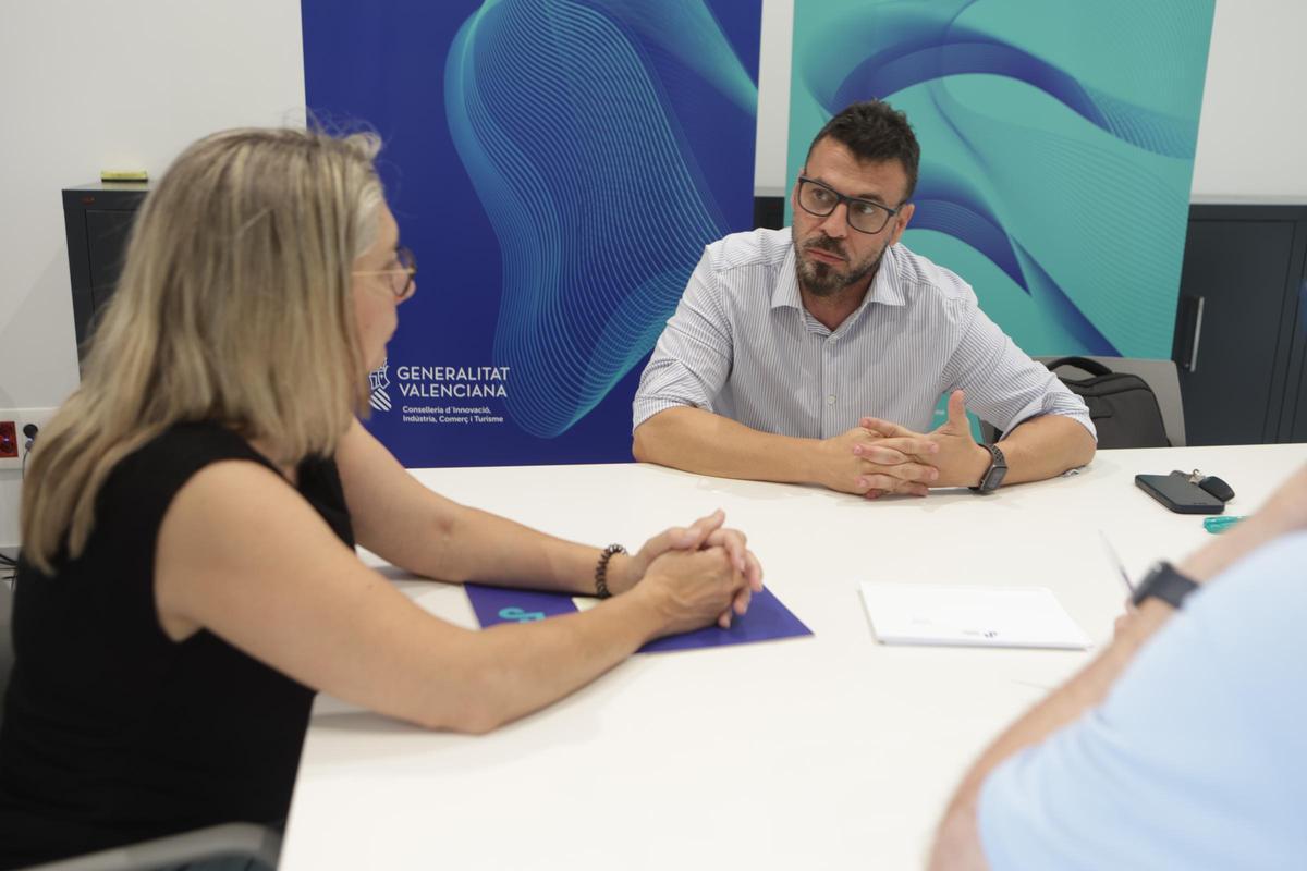 Fernando Bañón, CEO de Conwork, junto a la vicerrectora de la UA, María Jesús Pastor, en el momento de la firma.