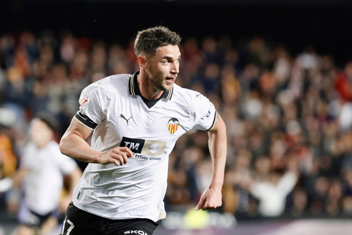 Yaremchuk celebra un gol en Mestalla.