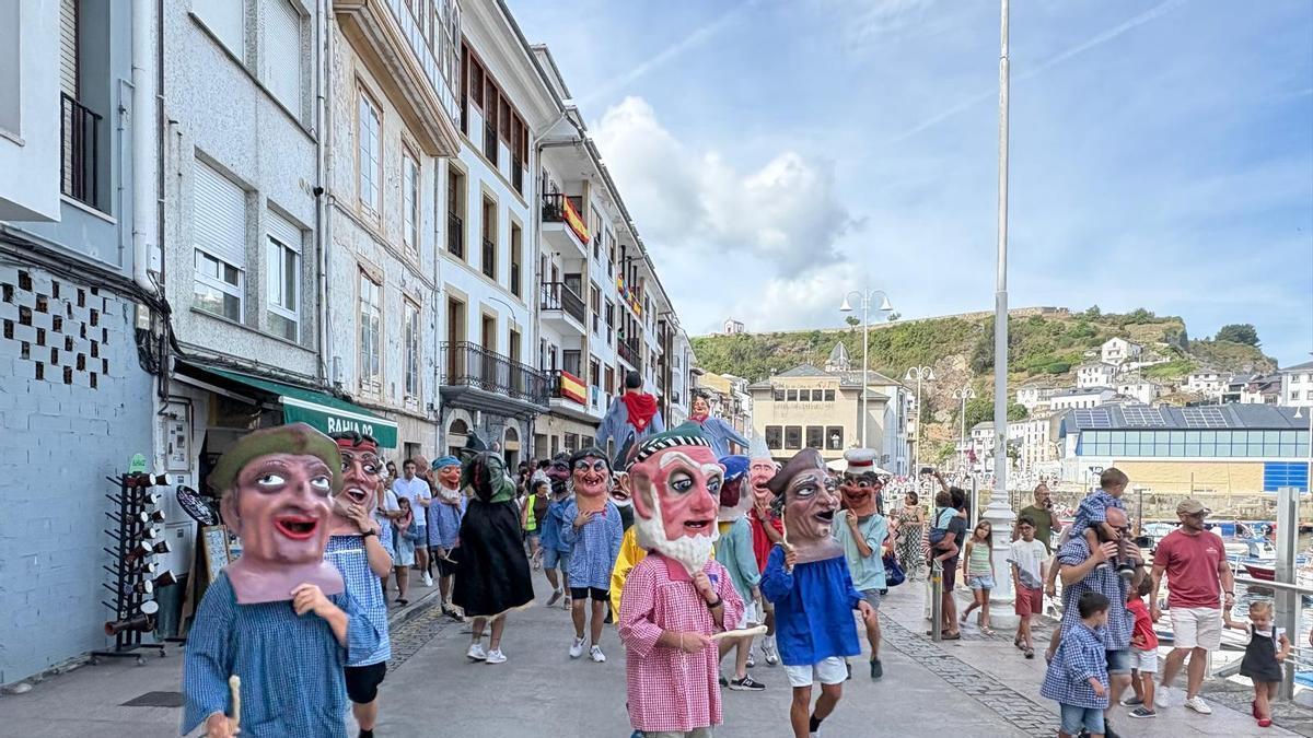 El desfile de gigantes y cabezudos inaugura San Timoteo