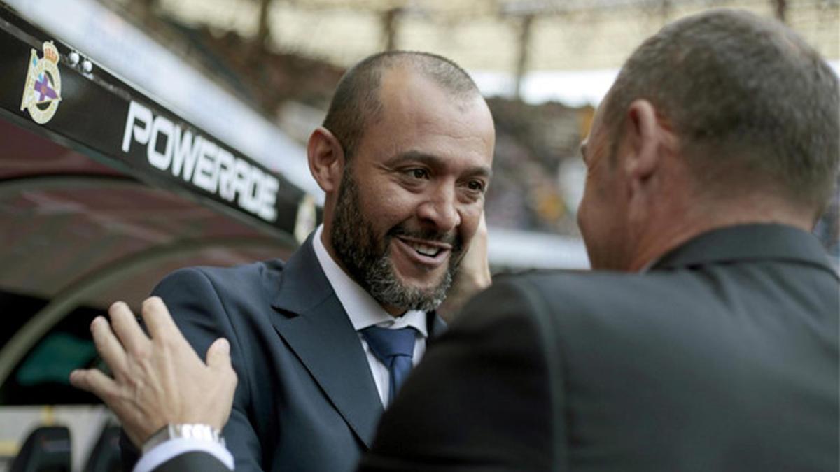 Nuno saluda al entrenador deportivista, Víctor Fernández, antes de comenzar el encuentro