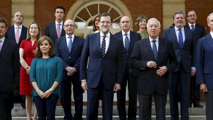 Rajoy y los ministros posan para la foto oficial del Gobierno.