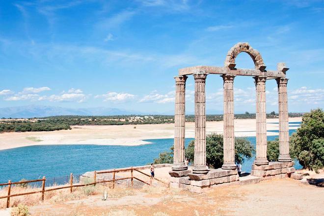 Portico de Curia, embalse de Valdecañas