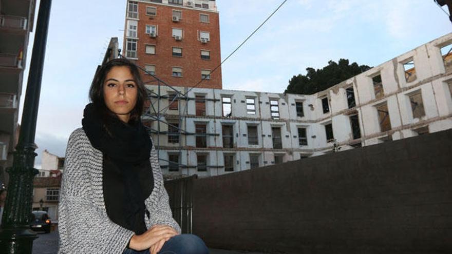 Sonia Pino, junto a los restos de uno de los edificios.