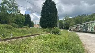 El tren arrolla a un joven en la vía de Pola de Siero, cerca de la nave del club Kayak