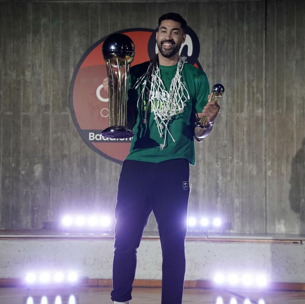 Augusto Lima posa con el trofeo de campeón de la Copa del Rey de Badalona | ACBPHOTO