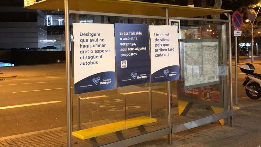 Impulsem Manresa penja cartells en parades de bus de Barcelona per denunciar el servei de Monbus