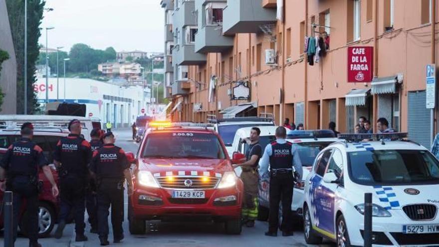 Incendi en un pis de la Farga de Banyoles