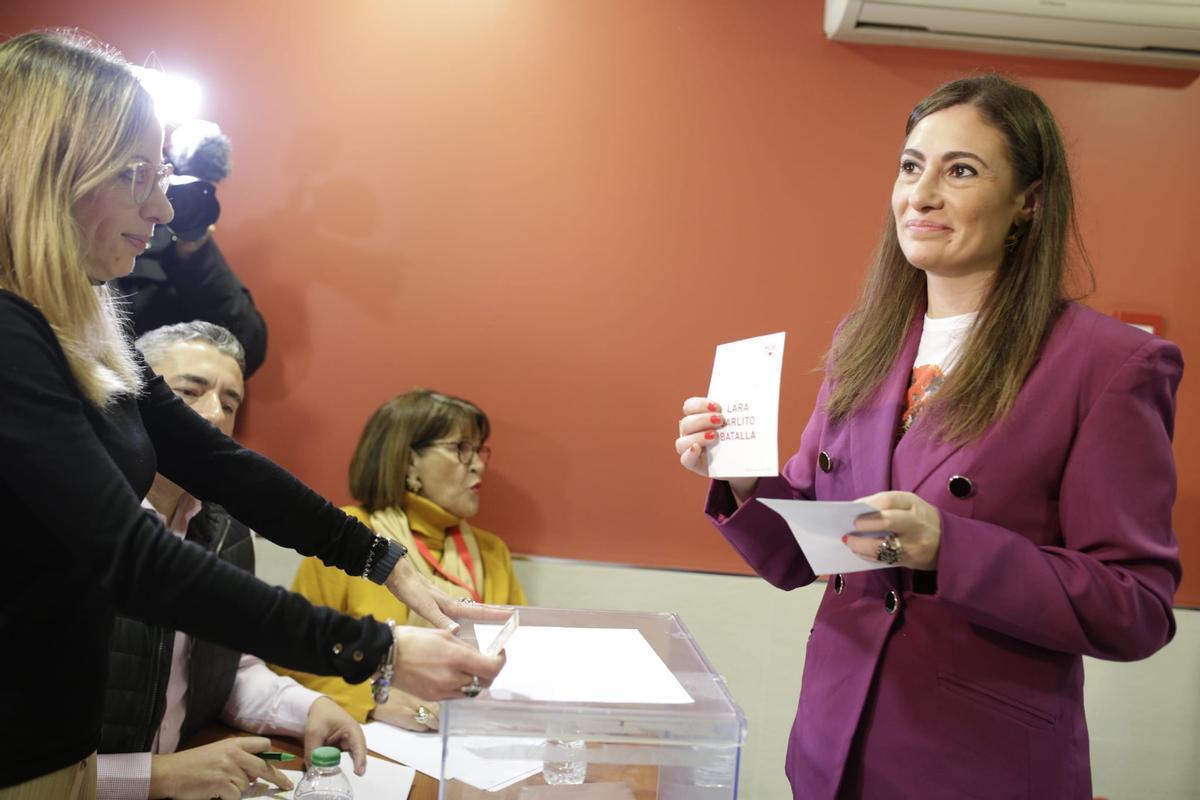Lara Garlito vota en la sede de Cáceres.