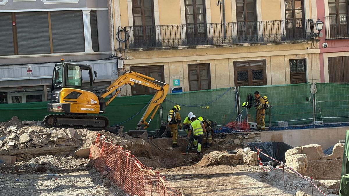 Operarios y bomberos durante la reparación de la tubería de gas este miércoles