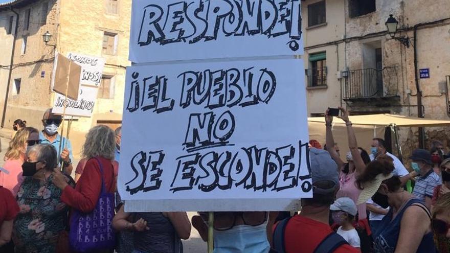 Una de las pancartas mostradas durante la  marcha por las calles del pueblo.