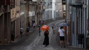 Una lluvia de ceniza cae sobre Santa Cruz de La Palma