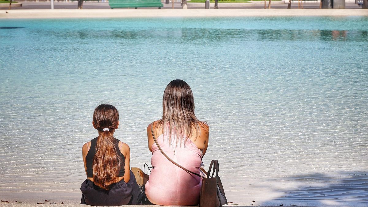 Una mujer y su hija en Santa Cruz.