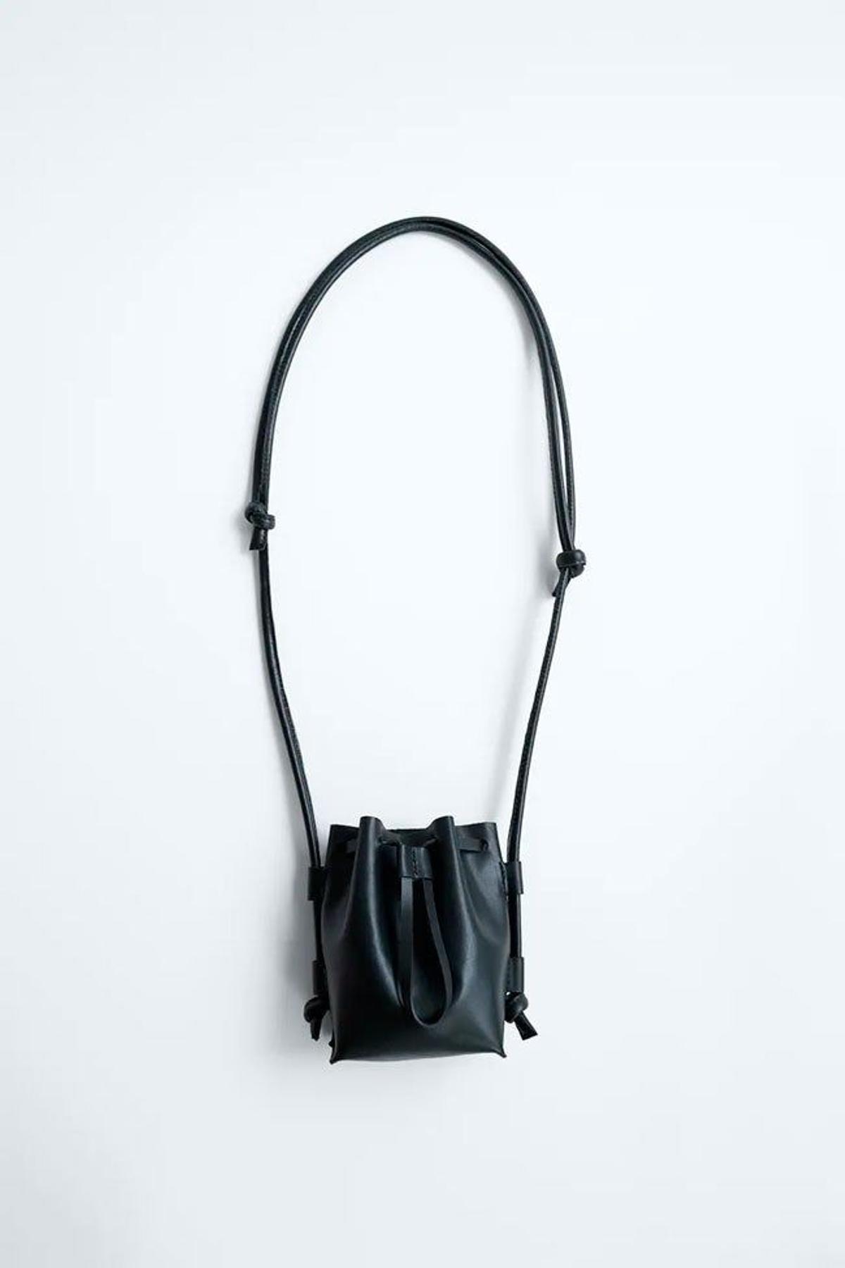 Bolso mini saca de piel en color negro de Zara. (Precio: 29,95 euros)