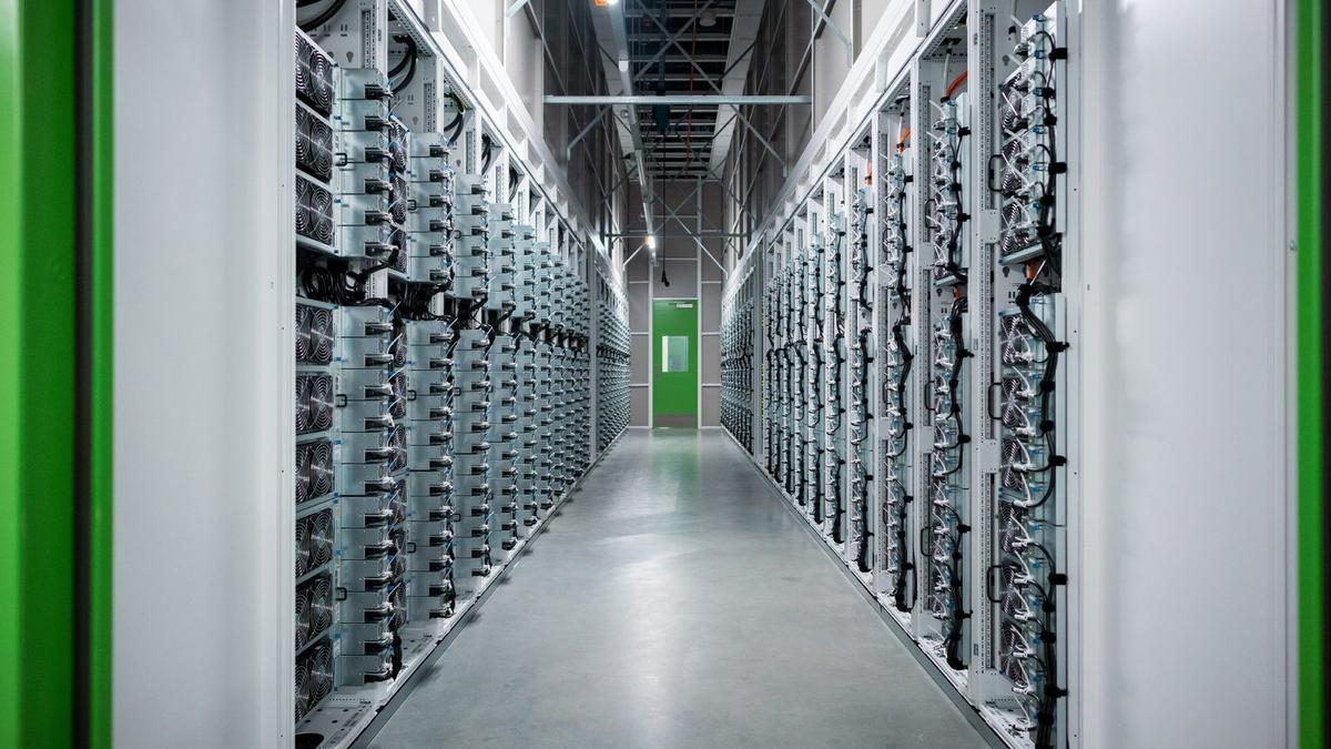 Interior de un centro de datos de Microsoft, que promueve cuatro instalaciones de este tipo de Aragón.