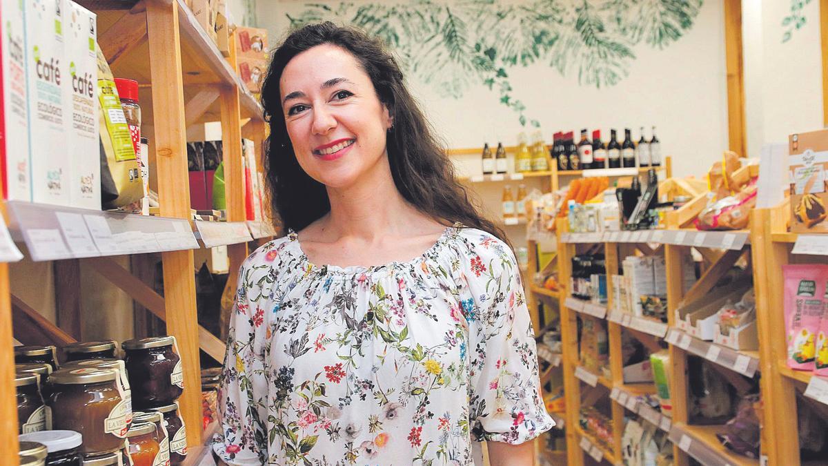 Pilar Arquer, dueña de Paradaise Market, una tienda de alimentación orgánica en la calle Motril.