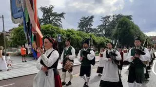 La Pola, al compás internacional: grupos de Chile, Mallorca y Málaga llenan de color las calles de la villa en el desfile del festival folclórico del Carmín