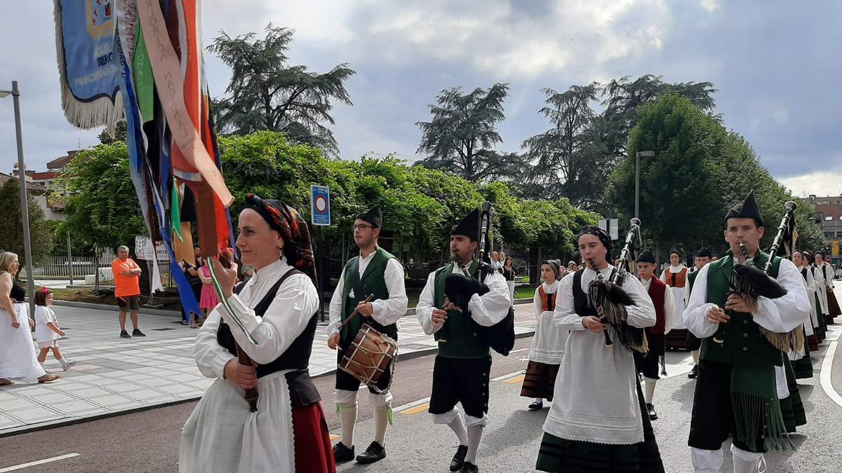 El desfile del Festival Folclórico internacional de Pola de Siero, en imágenes