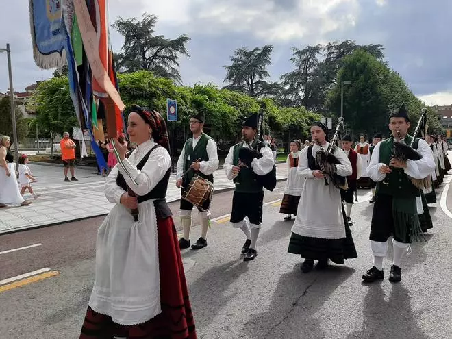 El desfile del Festival Folclórico internacional de Pola de Siero, en imágenes