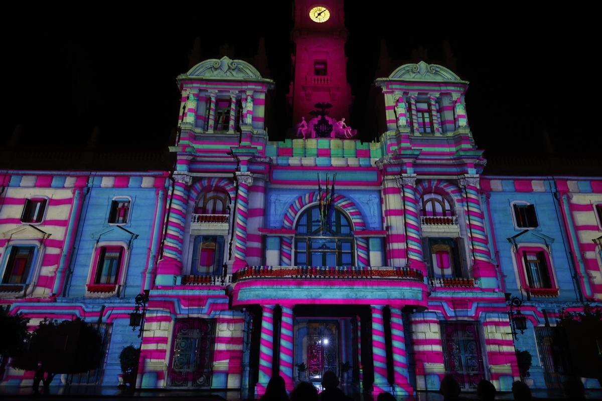 València estrena un "mapping" en la fachada del Ayuntamiento