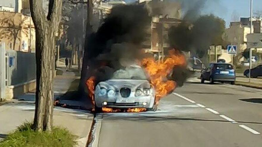 Imatge del vehicle completament en flames, ahir al migdia a Blanes.