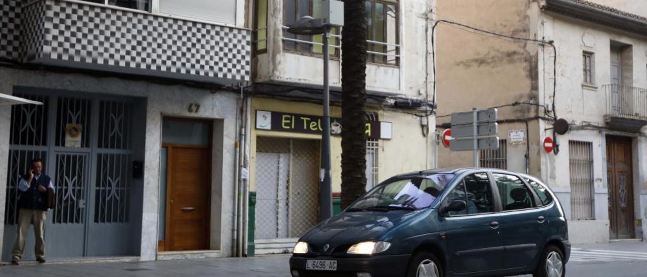 Un coche pasa junto a un fotorrojo en Catarroja.