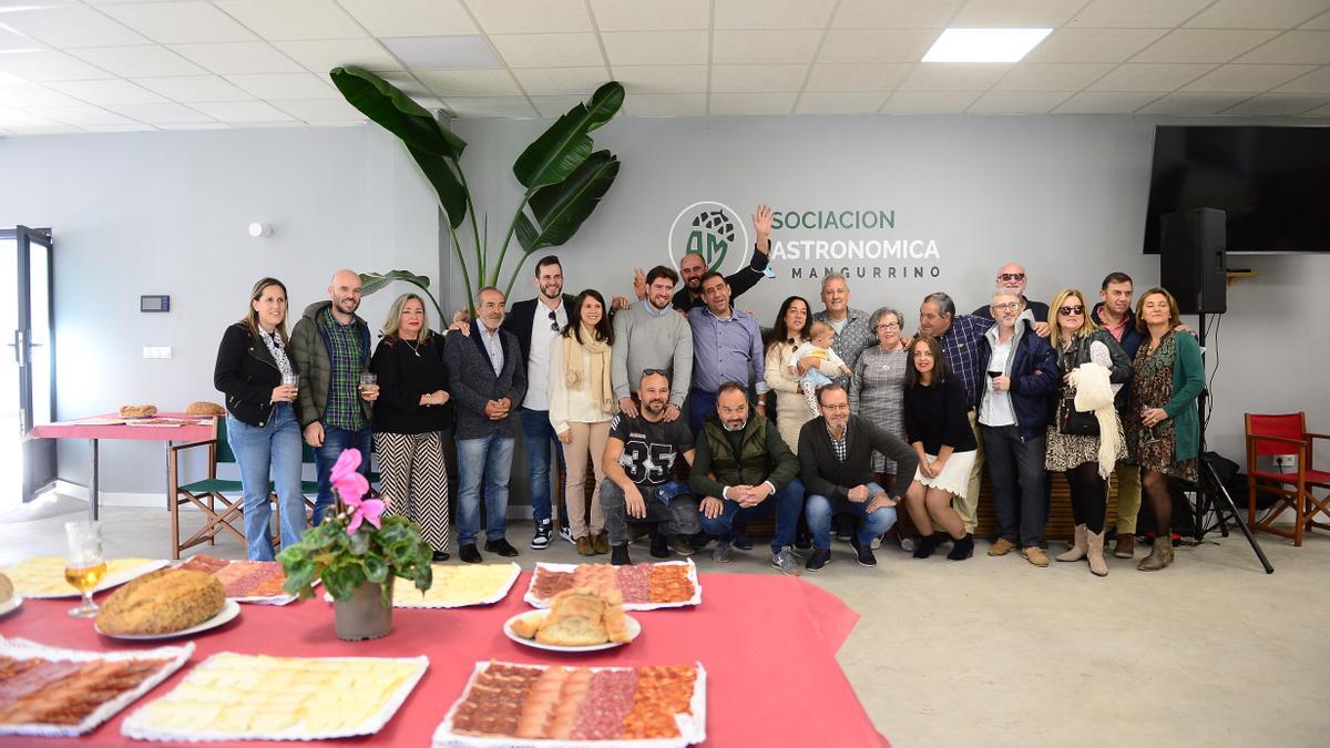 Los socios, con familiares y amigos, en la inauguración de la asociación gastronómica.