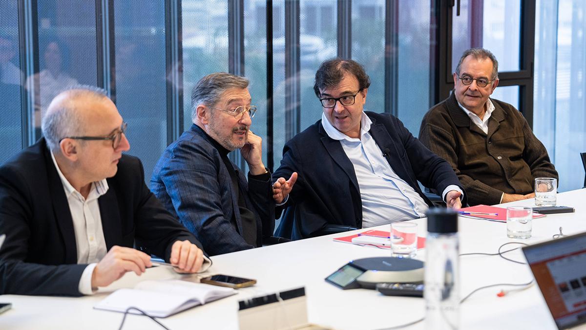 Joan Roca y Javier Cercas visitan la redacción de EL PERIÓDICO y eligen las noticias más importantes del año