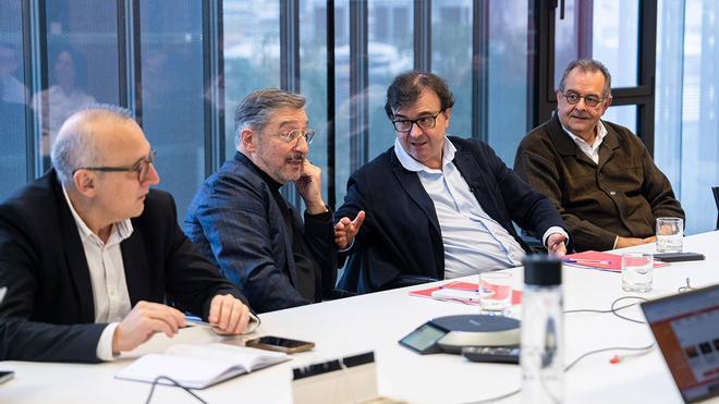 Joan Roca y Javier Cercas visitan la redacción de EL PERIÓDICO y eligen las noticias más importantes del año