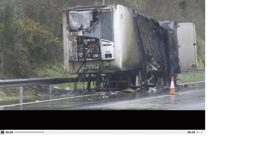 El camión incendiado, ayer, en la autovía A-52 en A Cañiza. // TVG